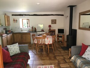 Cuisine et salle à manger de Poppy.
Poppy's kitchen and dining area.