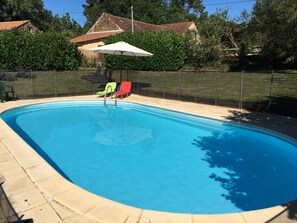 La piscine privée du Manoir.
The Manoir's private swimming pool.