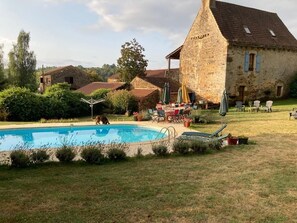 La piscine privée du Manoir
The Manoir's private swimming pool.