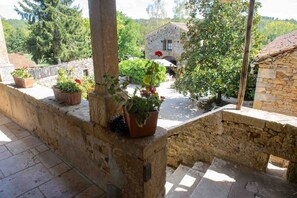 La terrasse du Manoir.
The Manoir’s balcony.