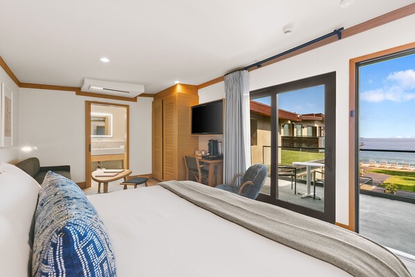 Direct views of the Pacific Ocean from your bedroom suite.