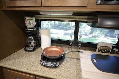 Cozy Camper Nestled In The Trees  *Comfy Bed*  *Long Showers*  *Picnic Table*