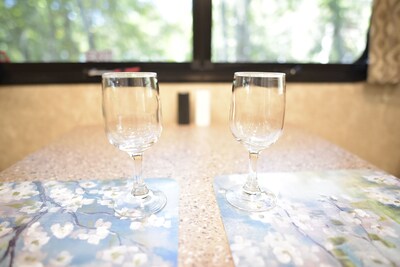 Cozy Camper Nestled In The Trees  *Comfy Bed*  *Long Showers*  *Picnic Table*