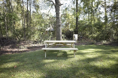Cozy Camper Nestled In The Trees  *Comfy Bed*  *Long Showers*  *Picnic Table*