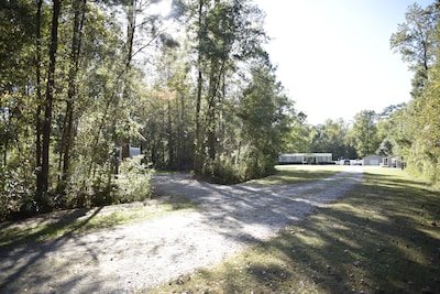 Cozy Camper Nestled In The Trees  *Comfy Bed*  *Long Showers*  *Picnic Table*