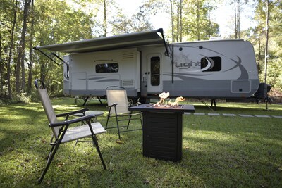 Cozy Camper Nestled In The Trees  *Comfy Bed*  *Long Showers*  *Picnic Table*