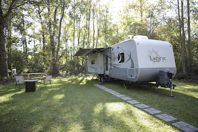 Cozy Camper Nestled In The Trees  *Comfy Bed*  *Long Showers*  *Picnic Table*