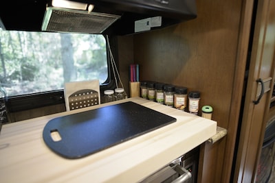 Cozy Camper Nestled In The Trees  *Comfy Bed*  *Long Showers*  *Picnic Table*