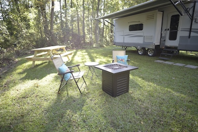 Cozy Camper Nestled In The Trees  *Comfy Bed*  *Long Showers*  *Picnic Table*