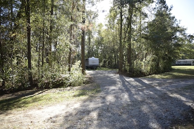 Cozy Camper Nestled In The Trees  *Comfy Bed*  *Long Showers*  *Picnic Table*