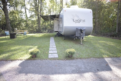 Cozy Camper Nestled In The Trees  *Comfy Bed*  *Long Showers*  *Picnic Table*