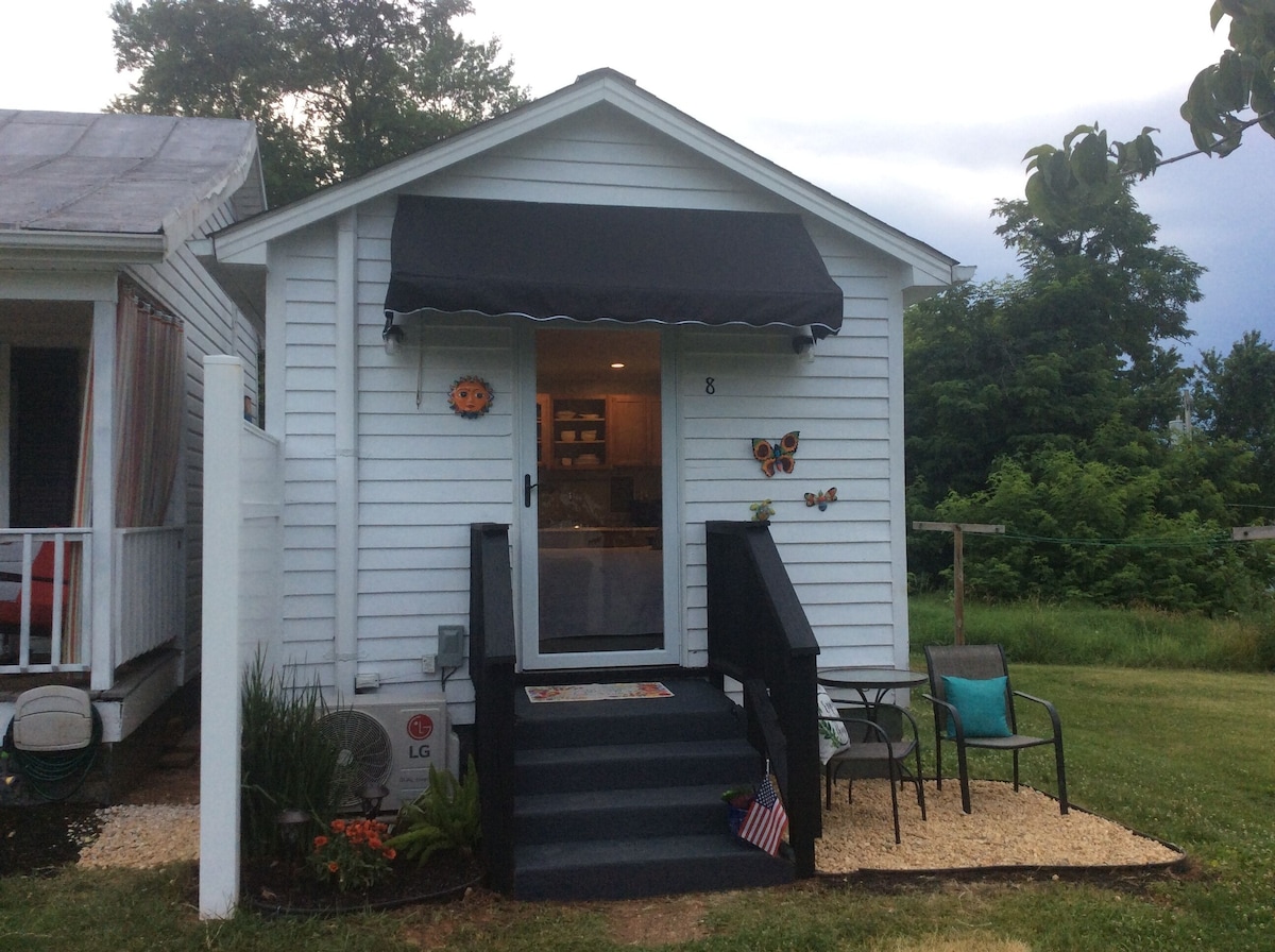 New studio conveniently located in town of Luray.