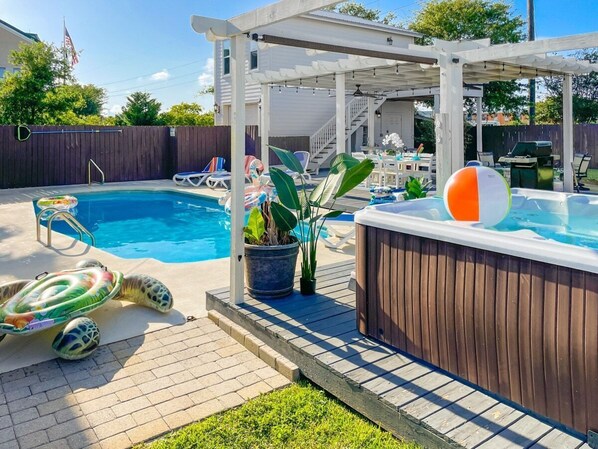Welcome to Seas the Moment! Enjoy a pool, hot tub, firepit, and a bbq grill all in one spot!