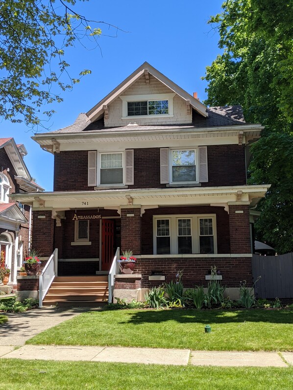 HIstoric home in a quiet neighborhood 2 blocks from Niagara Falls!