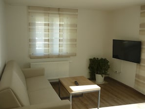 Ferienwohnung Inn mit Terrasse mit Blick zum Park-Wohnbereich mit Schlafsofa