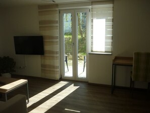 Ferienwohnung Inn mit Terrasse mit Blick zum Park-Wohnbereich mit Schlafsofa