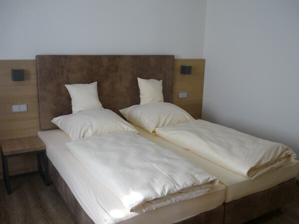 Ferienwohnung Inn mit Terrasse mit Blick zum Park-Schlafzimmer mit Doppelbett