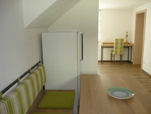 Ferienwohnung Inn mit Terrasse mit Blick zum Park-Essbereich