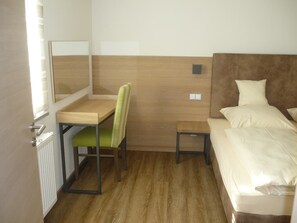 Ferienwohnung Inn mit Terrasse mit Blick zum Park-Schlafzimmer mit Doppelbett
