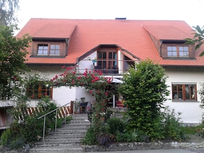 Landhaus in Ortsrandlage mit tollem Garten