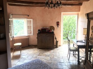 La chambre vue du fond