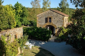 La cour.
The courtyard.