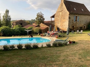 La piscine privée du Manoir.
The Manoir's private swimming pool.