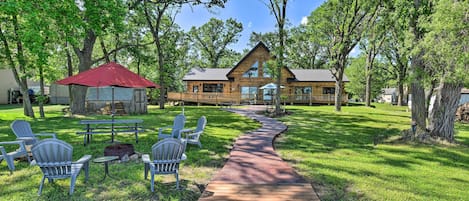 This Minnesota vacation rental offers a gorgeous and spacious retreat.