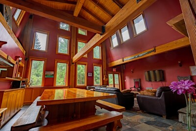 Alpine Lodge : Classic Whistler Ski Lodge With 8 Bedrooms