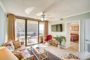 Main Living Space: Smart TV | Dining Table