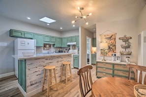 Kitchen | Breakfast Bar