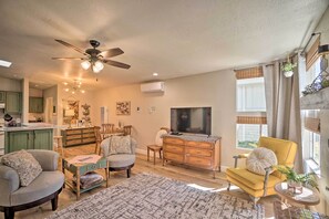 Living Room | Queen Murphy Bed | Linens Provided | Smart TV