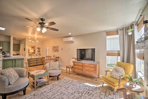 Living Room | Queen Murphy Bed | Linens Provided | Smart TV