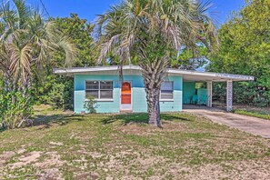 This Panama City Beach residence is just a short walk from the coast.