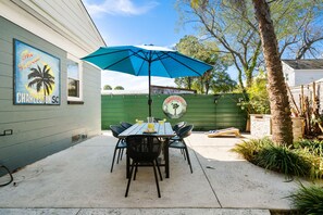 The Retreat. Quiet. Private Yard. Walk to King