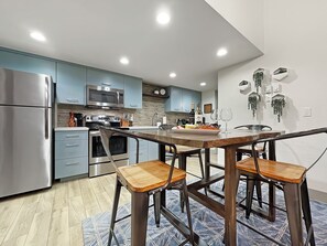 Fully stocked kitchen to prepare meals