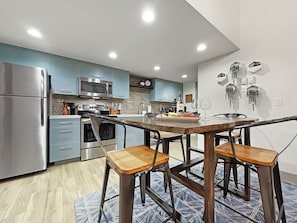 Fully stocked kitchen to prepare meals