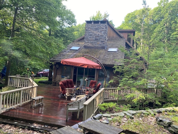 Beautiful retreat on the woods and 10 minutes from Woodstock