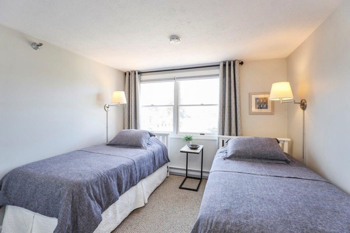 Stunning Waterfront Condo with deck, Walk to Shops and Restaurants