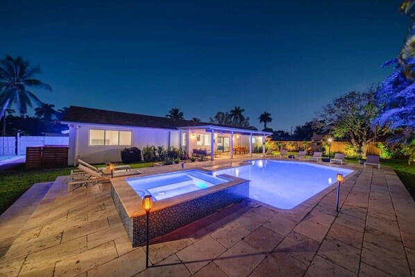 Night vibe by saltwater heated pool