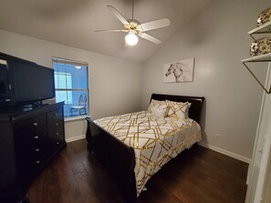 2nd -Queen Bedroom