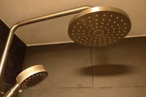 Dusche im Bad