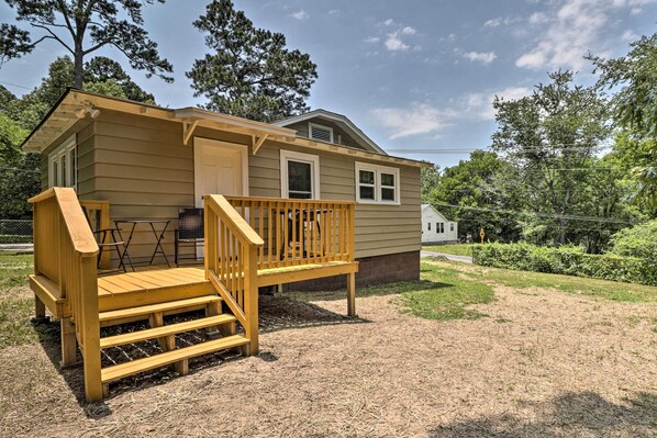 This home sits in a quiet neighborhood.