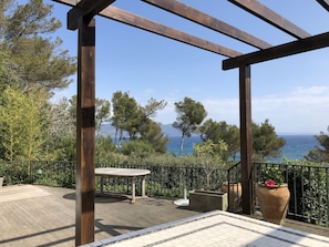 Terrasse avec vue mer à 80 m de la plage des cigalles.