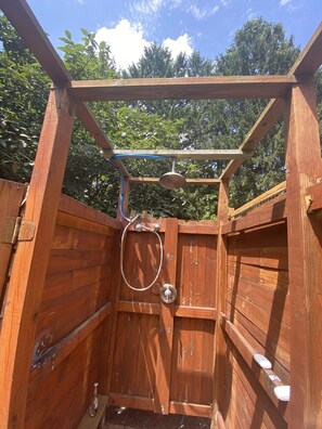 Fresh air shower next to pool! Hot water! Great at night under the stars. 