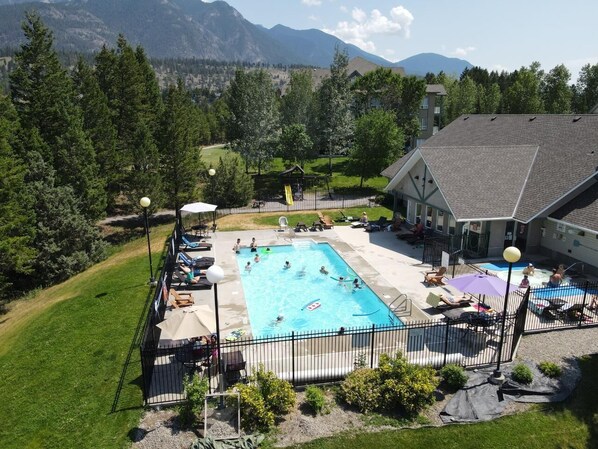 Steamboat View Outdoor Hot tub and Seasonal Pool