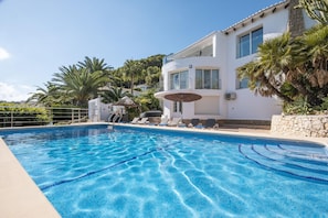 mit privatem Pool und Terrasse