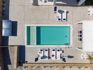 A panoramic aspect of the pool terrace.