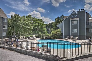 Community Amenities | Seasonal Outdoor Pool | Outdoor Dining