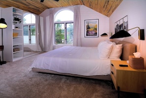 Primary suite w/king